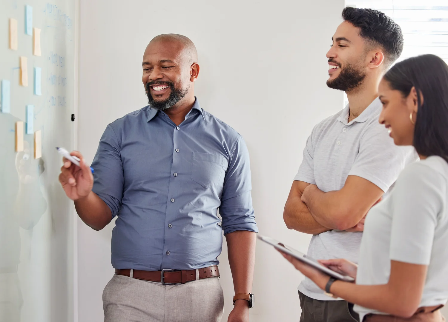 Três profissionais conversando em uma reunião de trabalho